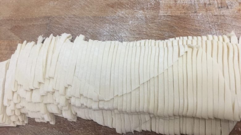 豆角焖面,擀好的面皮切成细条状