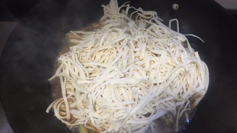 豆角焖面,然后把切好的面条均匀铺到菜上盖好锅盖焖至18分钟后关火再焖2分钟后放入<a style='color:red;display:inline-block;' href='/shicai/ 6559'>蒜蓉</a>搅拌均匀即可