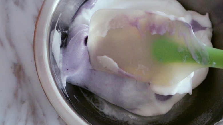 无糖紫薯溶豆,手法一样,上下翻拌