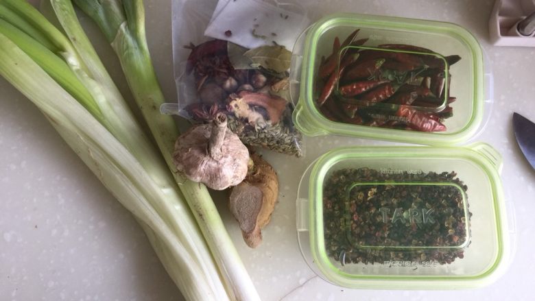煲一锅好卤➕香卤牛肉,<a style='color:red;display:inline-block;' href='/shicai/ 138'><a style='color:red;display:inline-block;' href='/shicai/ 138'>大葱</a></a>两根,蒜一头,姜一大块,卤料包一个,我喜欢辣椒花椒,所以又自己加了一些