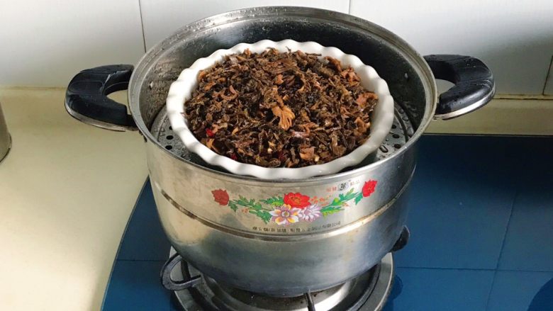 干菜扣鸡翅,上锅蒸,大火蒸三十分钟