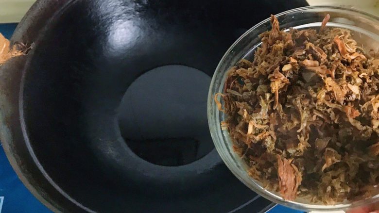 干菜扣鸡翅,热锅冷油放入干菜翻炒,油温别太高,干菜炒焦会影响口感