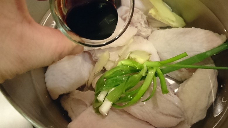 香草雞翅,加入醬油,開火煮開