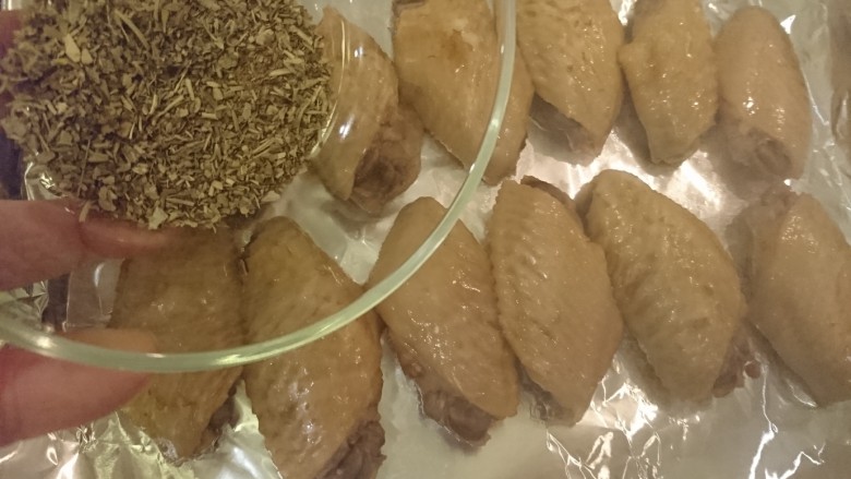 香草雞翅,撒上香料