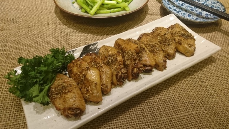 香草雞翅,時間到,擺盤!開飯!