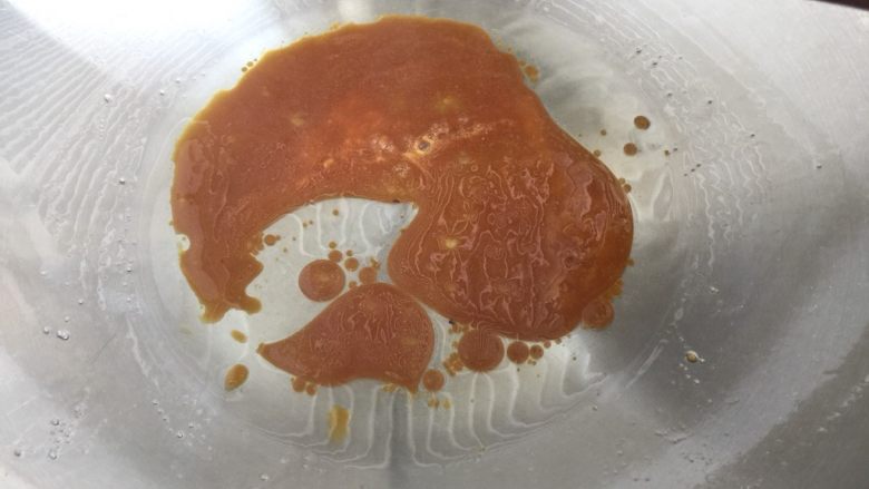 煲一锅好卤➕香卤牛肉,炒到冰糖融化,颜色变棕红色冒小泡,我提前一点时间拍的,怕拍的晚了过了