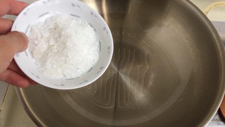 煲一锅好卤➕香卤牛肉,加入土冰糖,小火炒糖色