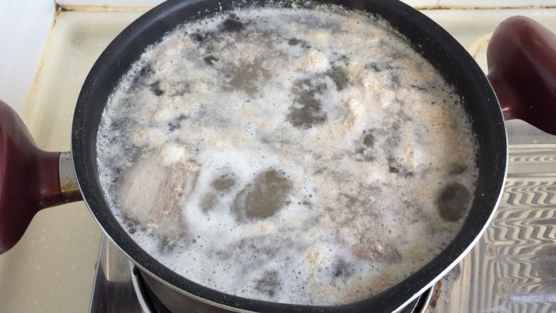 煲一锅好卤➕香卤牛肉,水开加入少许料酒,再煮一两分钟