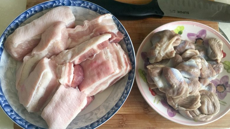 煲一锅好卤➕香卤牛肉,五花肉切大块,拔掉或刮干净表面的毛,除去鸡肫表面的黄油