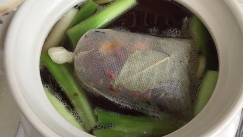 煲一锅好卤➕香卤牛肉,大火煮开,小火煮30分钟,煮去香料的苦涩,散发香味