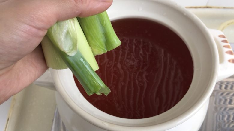 煲一锅好卤➕香卤牛肉,加入一部分大葱,两三片姜