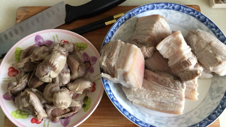 煲一锅好卤➕香卤牛肉,捞出洗去浮末,控水备用