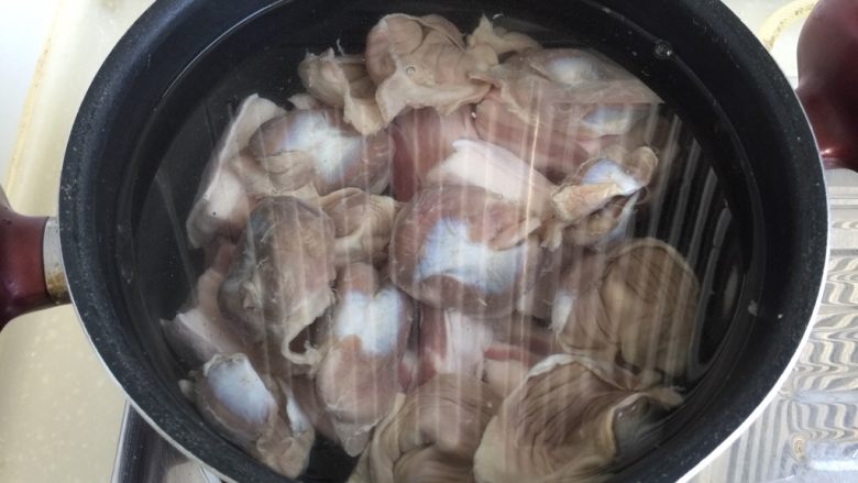 煲一锅好卤➕香卤牛肉,坐锅烧水,放入五花肉鸡肫