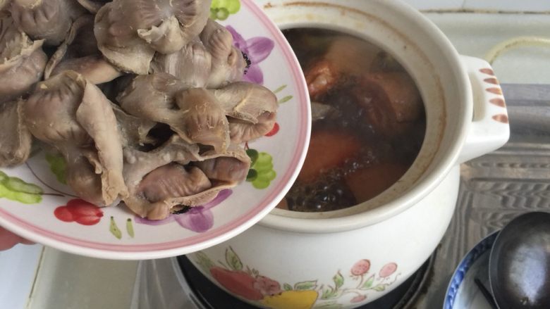 煲一锅好卤➕香卤牛肉,加入鸡肫,再煮20分钟,鸡肫熟透