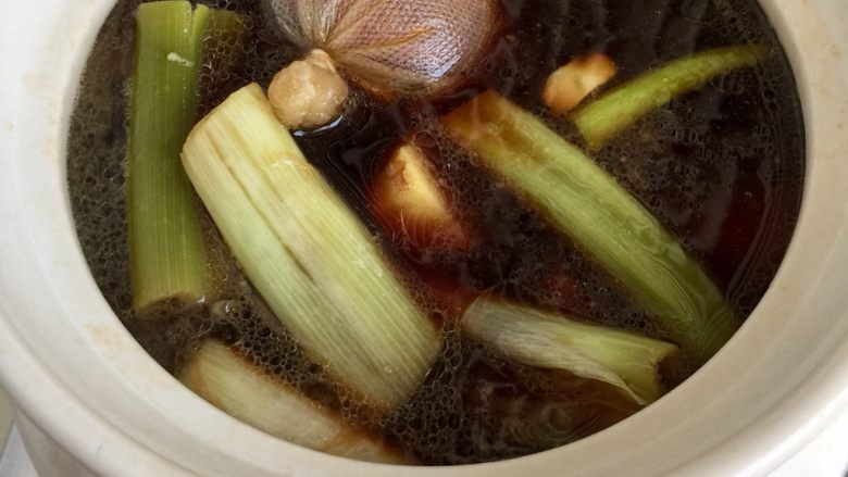 煲一锅好卤➕香卤牛肉,大火煮开,尝下咸淡,添加适量食盐,卤肉的卤水不能淡了