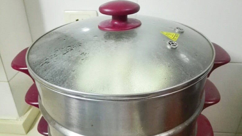 枸杞蒜泥紫茄子,蒸十分钟,同时准备以下调料