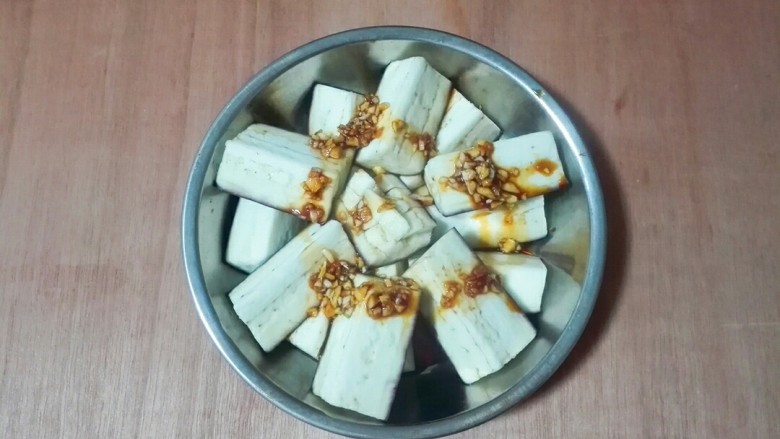 枸杞蒜泥紫茄子,茄子蒸好取出来,放酱汁