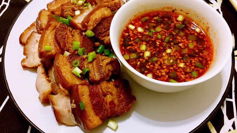 煲一锅好卤➕香卤牛肉,用生抽,白糖,陈醋,红油,盐,鸡精,小葱调了个调味汁,可以蘸着肉吃