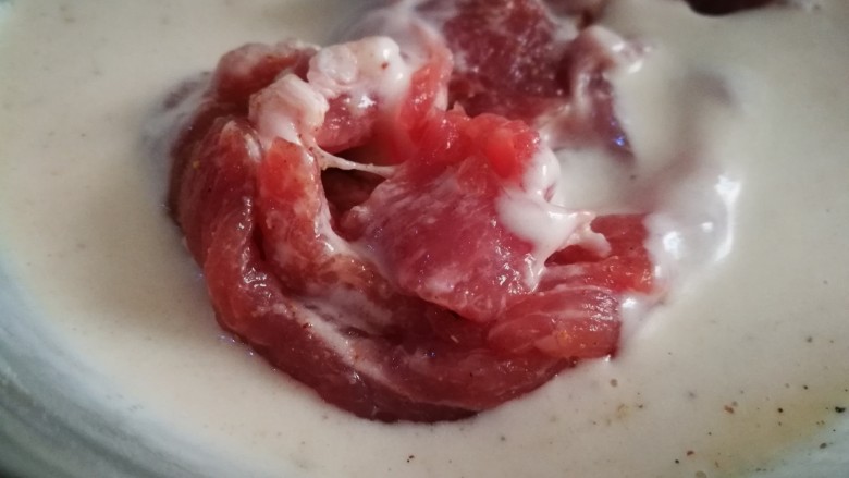 厨房挑战+荤菜~炸酥肉片,肉片倒入面糊沾匀