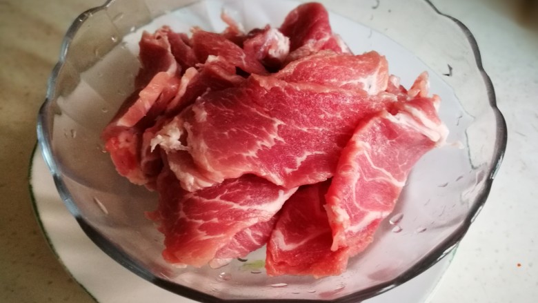 厨房挑战+荤菜~炸酥肉片,肉片盛在碗中