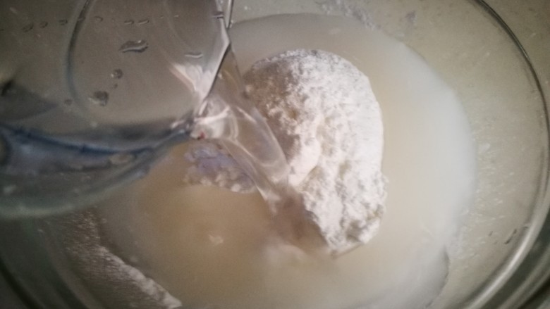 厨房挑战+荤菜~炸酥肉片,加入适量清水