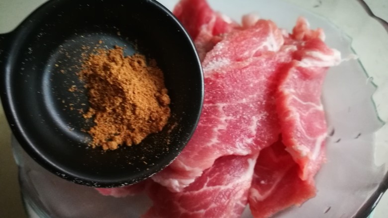厨房挑战+荤菜~炸酥肉片,加入<a style='color:red;display:inline-block;' href='/shicai/ 829'>十三香</a> 拌匀