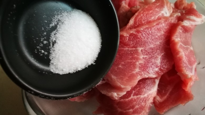 厨房挑战+荤菜~炸酥肉片,加入适量盐