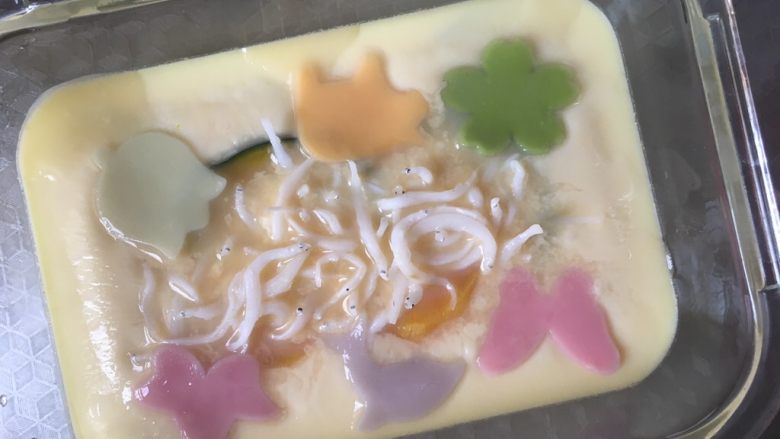#宝宝辅食#千层银鱼蒸蛋,放入彩色面,中间放剩下的银鱼,放锅里继续蒸,小火蒸。等全凝固了,即熟了。