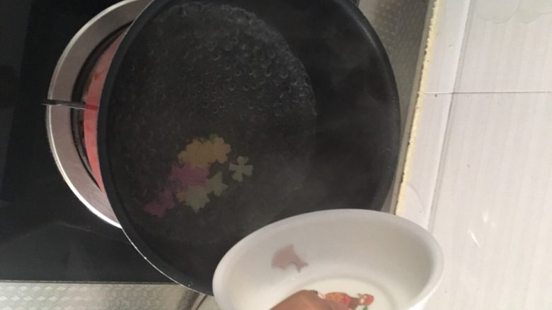 #宝宝辅食#千层银鱼蒸蛋,期间,将彩色面煮软,不要太软烂了即可