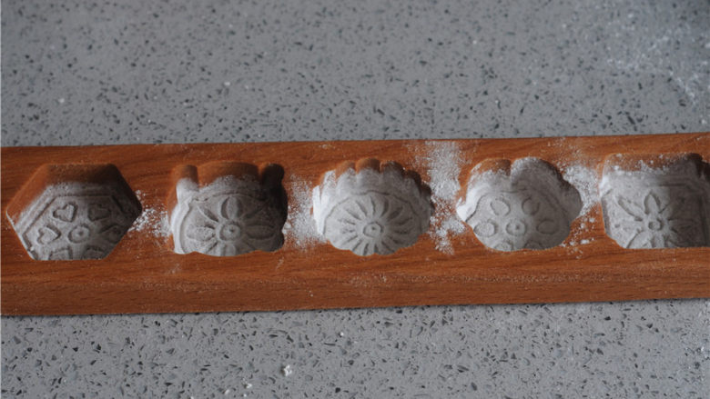 手工花式年糕,模具里面也撒上薄薄的面粉,并且将多余的面粉轻轻拍掉
