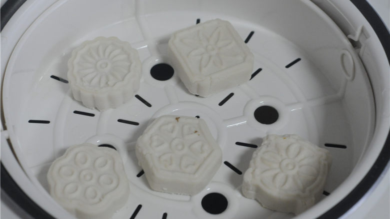 手工花式年糕,蒸笼上刷油,将年糕胚放在蒸笼里,大火蒸熟即可