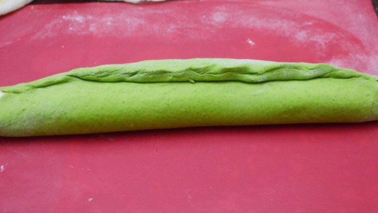 翡翠菠菜饺子,白面团放入绿面团里包起来,接口处揉平整