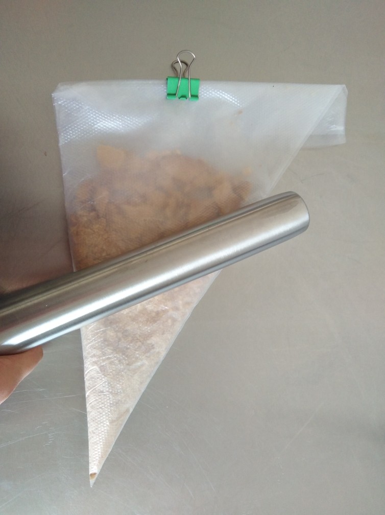 坚果乳酪芝士条,消化饼干擀碎,尽量弄得细一点。
也可以用奥利奥饼干做底,个人感觉奥利奥的更香。