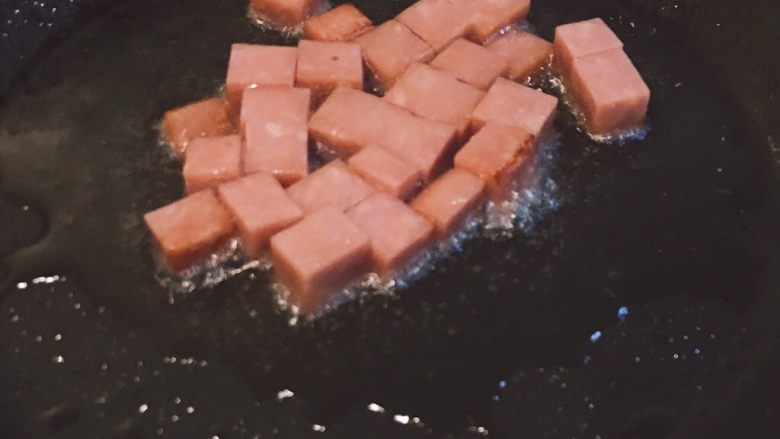 香肠炒饭,放香肠丁,炸30s