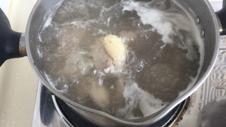 煲一锅好卤➕香卤牛肉,大火煮开,再煮两三分钟,除去血沫