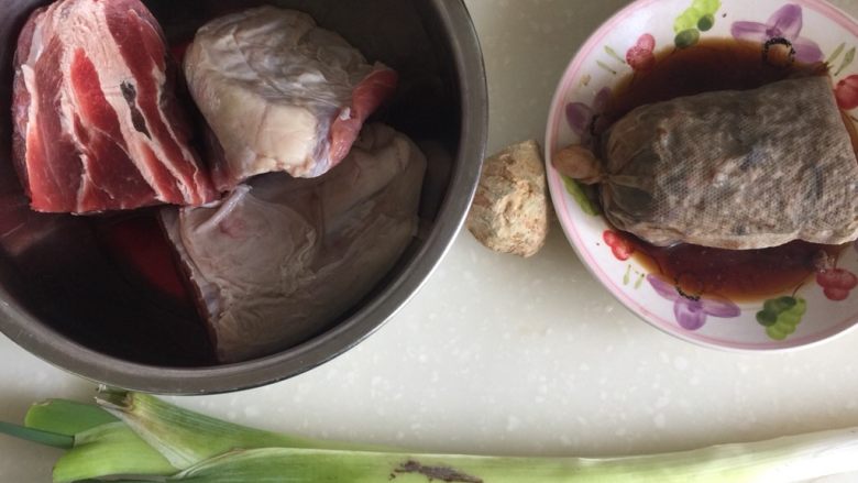 煲一锅好卤➕香卤牛肉,新鲜<a style='color:red;display:inline-block;' href='/shicai/ 981'>牛腱子</a>600g,姜一块,大葱一根,昨天的香料包,这个香料包可以卤两次,大家如果是自己准备的香料,可以今天适量再添加一些八角桂皮茴香花椒等