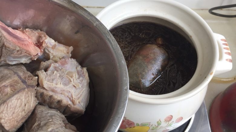 煲一锅好卤➕香卤牛肉,昨天的老卤,加入香料包,煮开,加入牛腱子,再加入一些热水