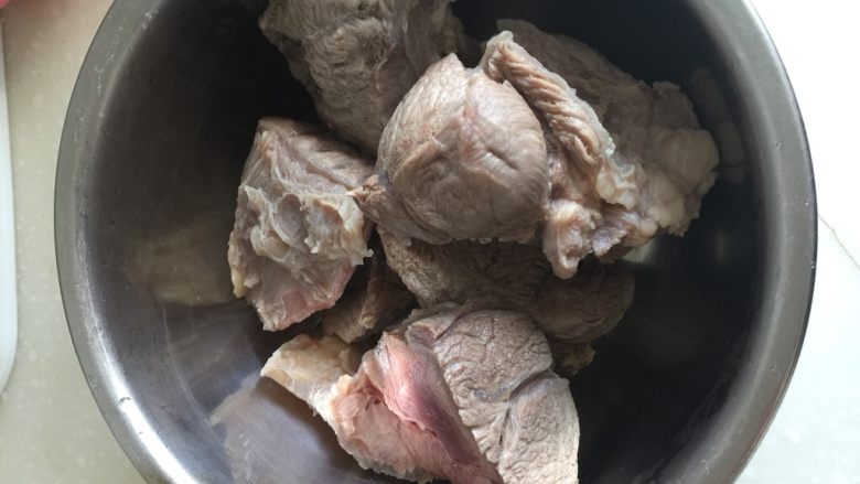 煲一锅好卤➕香卤牛肉,捞出冲洗干净,备用