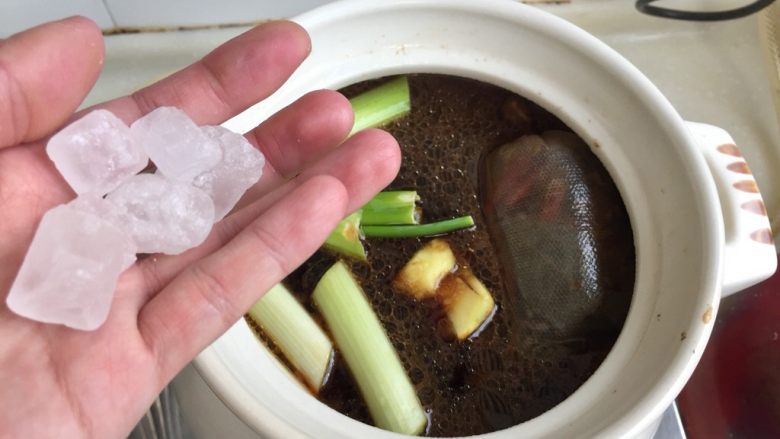 煲一锅好卤➕香卤牛肉,加入适量冰糖