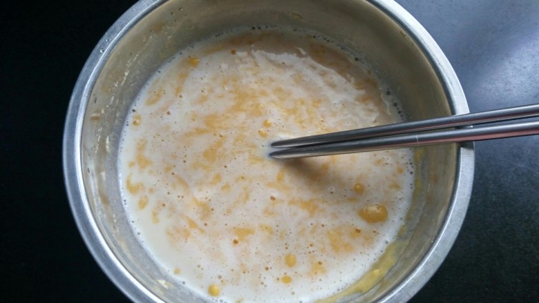牛奶鸡蛋玉米饼,倒入<a style='color:red;display:inline-block;' href='/shicai/ 219'>牛奶</a>,搅拌成无颗粒的面糊。