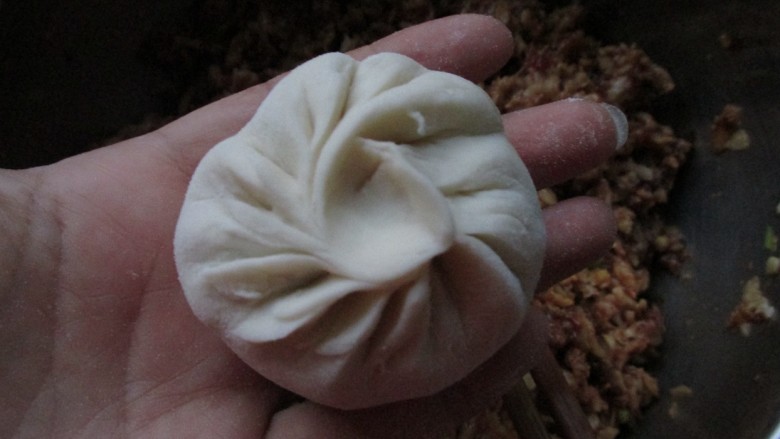 莲藕包子,收紧口,包子就包好了。