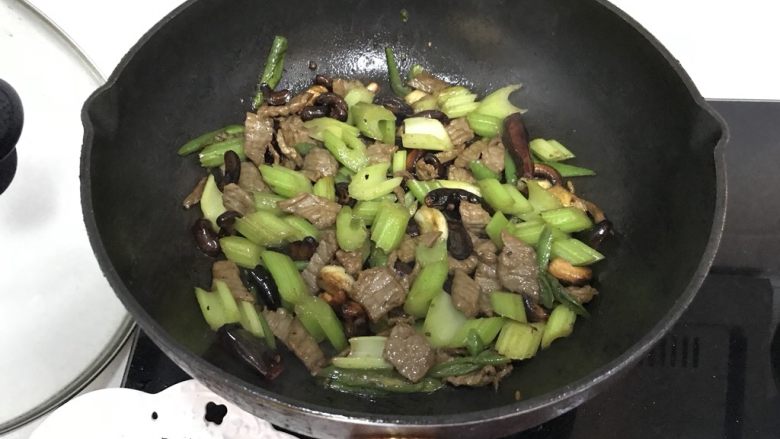 牛肉芹菜炒腰果,最后将腰果倒下去,和牛肉腰果大火翻炒,最后收汁