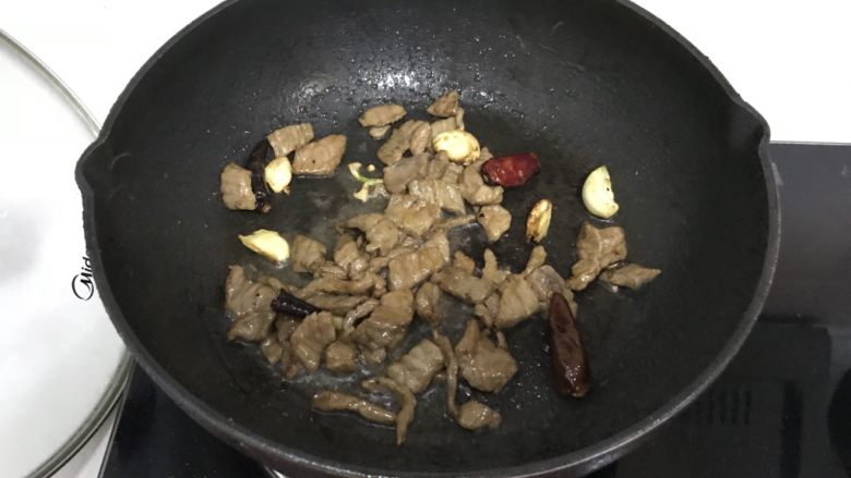 牛肉芹菜炒腰果,放入牛肉大火翻炒