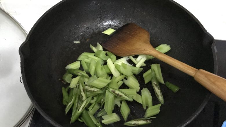 牛肉芹菜炒腰果,辣椒和芹菜倒入锅中炒