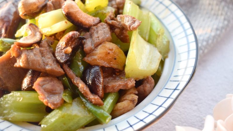 牛肉芹菜炒腰果,牛肉不柴,腰果香脆