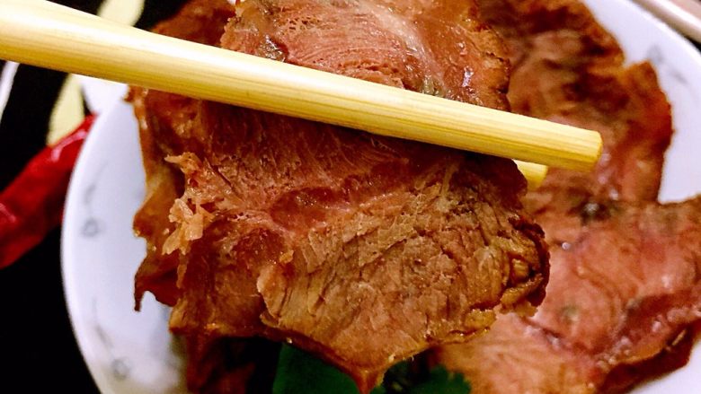 煲一锅好卤➕香卤牛肉,成品,牛腱子实在适合卤着吃啊。除了当凉菜,卤好的牛肉可以夹饼夹吐司吃,还可以煮好的面上加几片牛肉,都是超级棒的选择