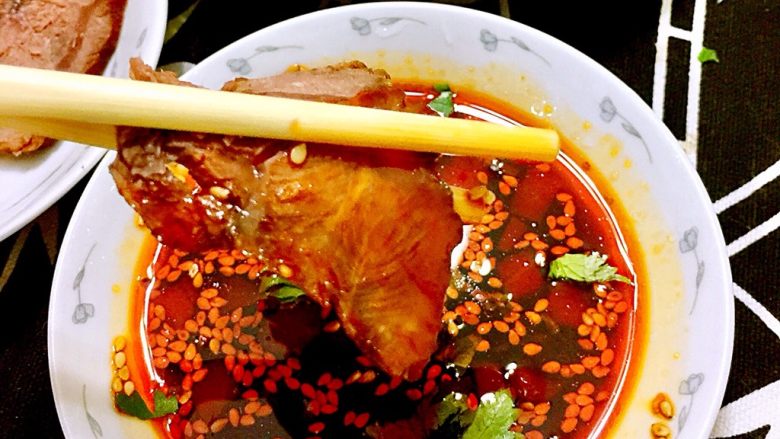 煲一锅好卤➕香卤牛肉,生抽陈醋白糖白芝麻辣油,配个调味汁,牛肉蘸点调味汁,整片放入嘴里,又香又嫩,简直太美了。