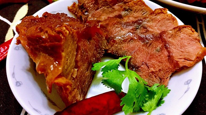 煲一锅好卤➕香卤牛肉,晚上灯光拍出来有些红,其实实物颜色更深些