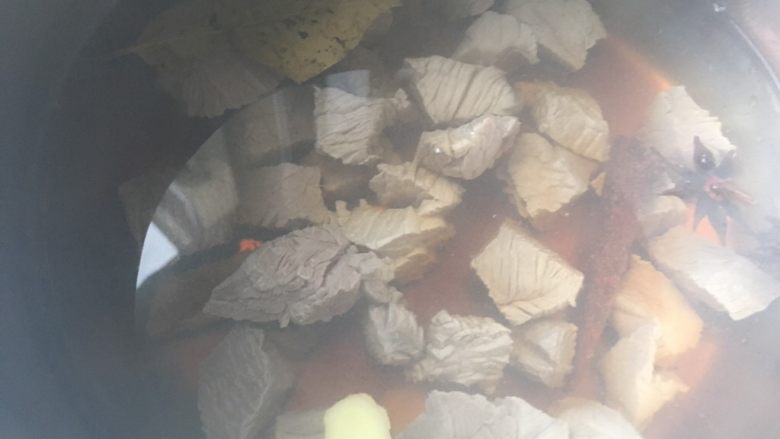 番茄牛腩饭,把牛腩和香料加入高压锅,加料酒<a style='color:red;display:inline-block;' href='/shicai/ 692'>酱油</a>打30分钟