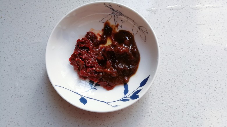 厨房挑战+素菜+酱爆山药片,然后装入碟子中,再加入一勺<a style='color:red;display:inline-block;' href='/shicai/ 4510'>黄豆酱</a>备用;
